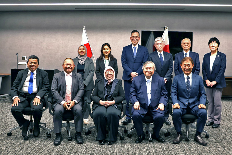 本学でユリ・ファリアンティ副大臣と理事長他の集合写真