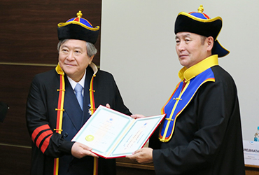 モンゴル国立医科大学のニャムダヴァー・フレルバータル学長から名誉教授の称号を授与される高木理事長