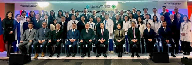 インターナショナルメディカルセンターと国際医療大学関係者の集合写真