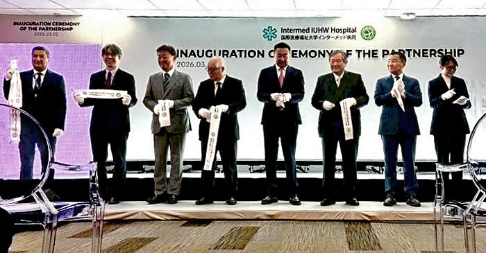 インターナショナルメディカルセンターと国際医療大学関係者の集合写真