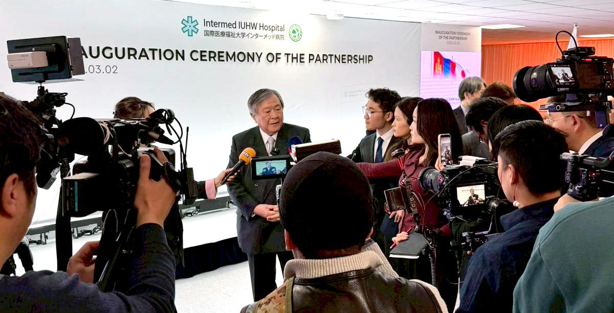 国際医療副菜大学高木理事長がインタビューされている様子