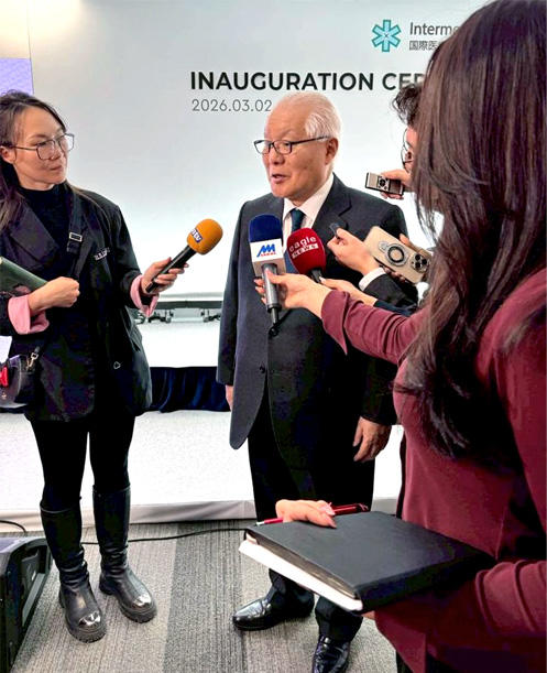 武見元厚労相がインタビューされている様子